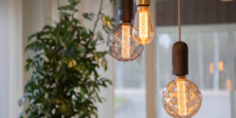 Tre hängande lampor med tygsladd.