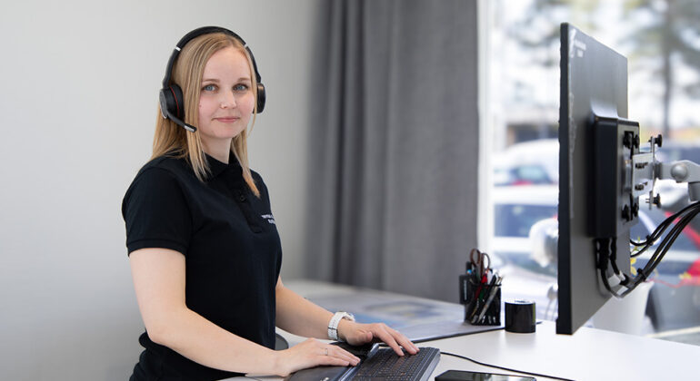 Kvinnlig anställd från Malung-Sälens Elverks kundservice.