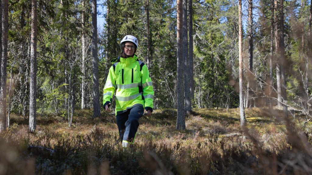 Anställd på Malung-Sälens Elverk går igenom skog.