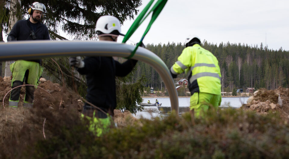 Montörer som arbetar med elkabel.